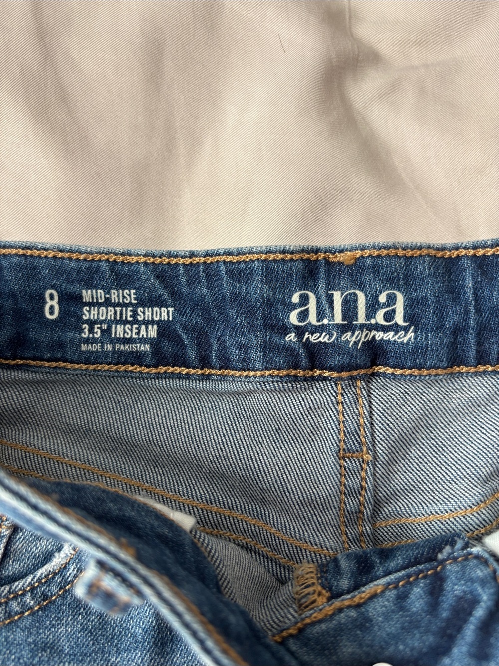 NWT a.n.a Denim Jean Shorts in Medium Blue Wash - Picture 2 of 4